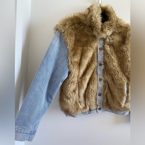 Levi’s Oversized Faux Fur Trucker Jacket Large In Furry Fury Medium Wash New - Picture 9 of 12